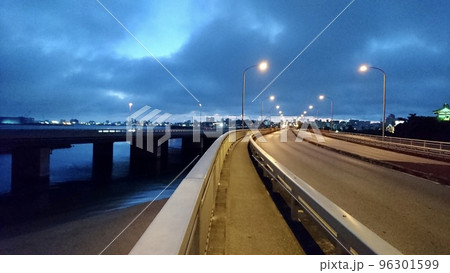 那覇空港に向かう道路 96301599