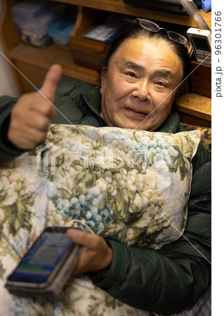 スマホを楽しむ高齢者 スマホを楽しむ高齢者 96301766