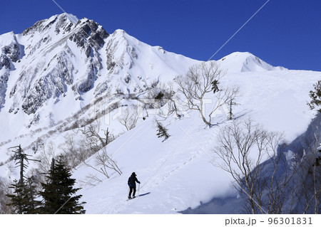 白銀の五竜岳　雪山登山 96301831
