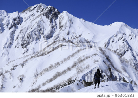 白銀の五竜岳　雪山登山 96301833