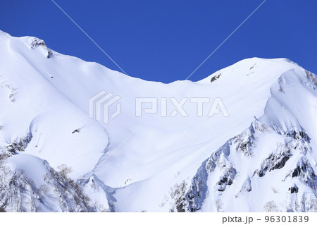 雪の五竜岳　雪山登山 96301839