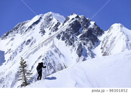 白銀の五竜岳　雪山登山 96301852