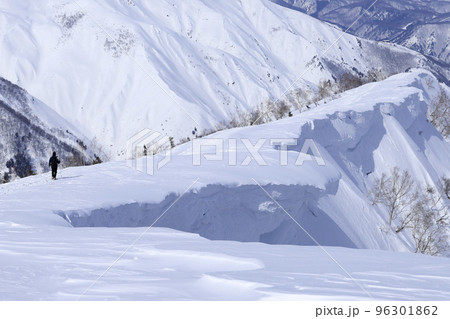 雪庇　雪山イメージ 96301862