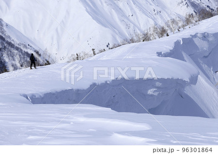 雪庇　雪山イメージ 96301864