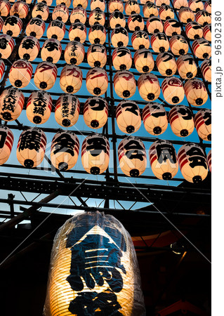 東京新宿花園神社の酉の市(2022一の酉)の風景です 96302380