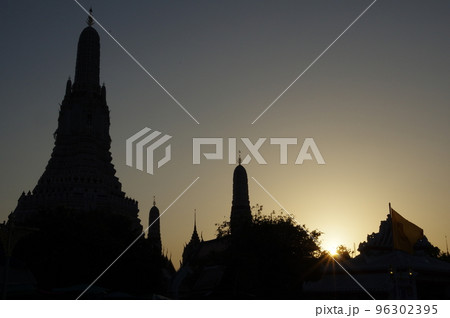 タイの寺院のシルエット。 タイの寺院のシルエット。 96302395