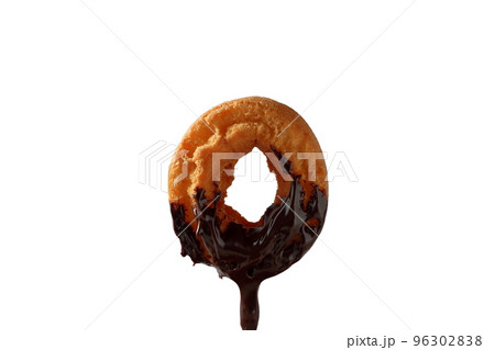 溶けたチョコがかかったオールドファッションドーナツ 96302838