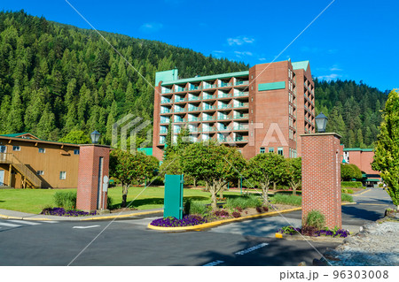 Sand shore of the lake leading to resort building 96303008