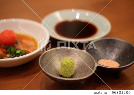 おしゃれな和皿に乗った色々な薬味の物撮り 96303200