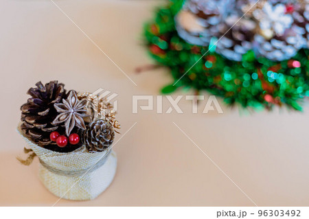 松ぼっくりとクリスマスのイメージ 96303492