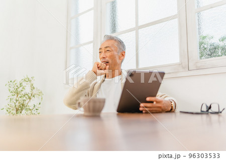 リビングでくつろぐ男性 タブレット リビングでくつろぐ男性 タブレット 96303533