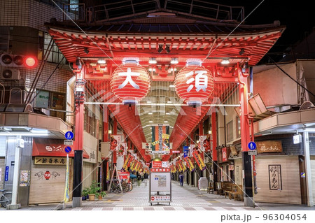 愛知県名古屋市　大須商店街の仁王門通りの提灯型照明 96304054