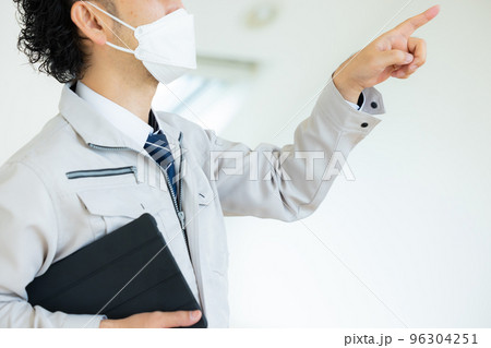 点検する作業員 点検する作業員 96304251