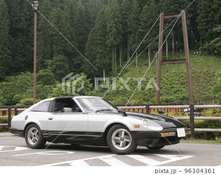 吊り橋と日本のクラシックスポーツカー 96304361