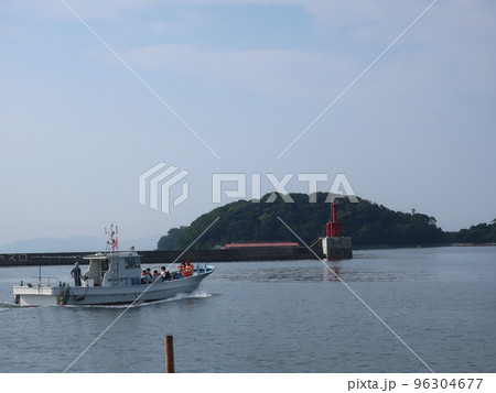 子供たちを乗せ離島(前島)キャンプに向かう漁船 子供たちを乗せ離島(前島)キャンプに向かう漁船 96304677