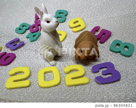 2023年卯年の年賀状用の兎とカラフルな年号の数字 96304831