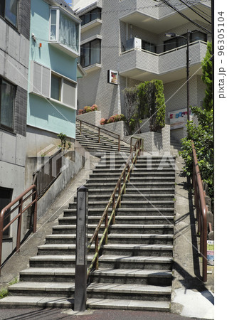 東京・新宿区住吉町「念仏坂」の階段（あけぼの橋通り商店街） 96305104