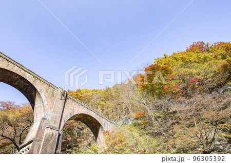 めがね橋　紅葉 96305392