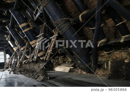 合掌造りの屋根裏 合掌造りの屋根裏 96305866