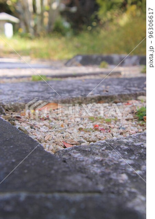 実家の静かな石畳 96306617