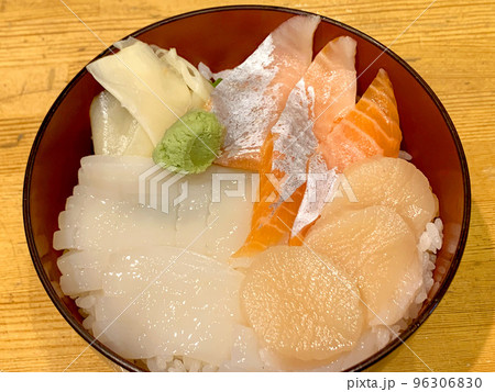 海鮮丼　三色丼　ホタテ　サーモン　いか 96306830