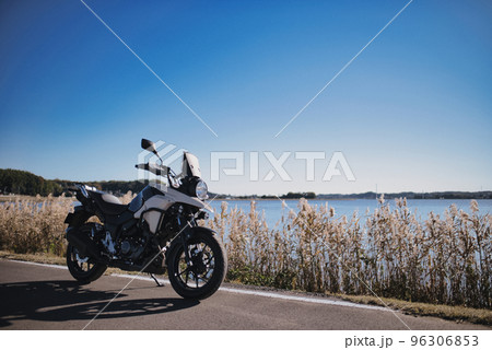 ススキとバイクと湖 96306853