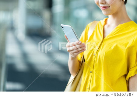 スマートフォンを操作する若い女性（パーツモデル） 96307587