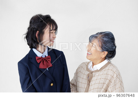 女子高校生とシニア女性 女子高校生とシニア女性 96307648
