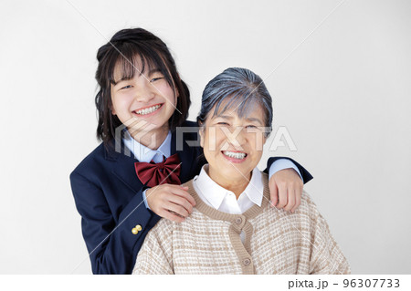 女子高校生とシニア女性 96307733