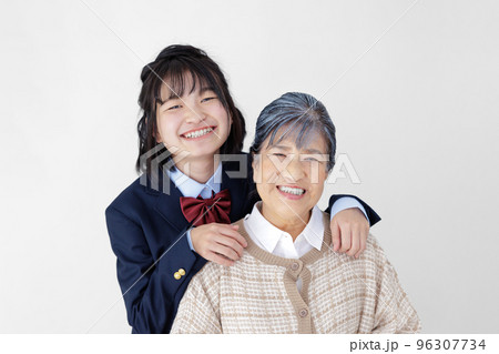 女子高校生とシニア女性 96307734
