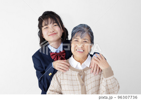 女子高校生とシニア女性 女子高校生とシニア女性 96307736