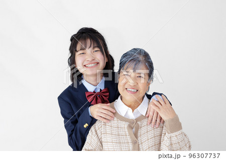 女子高校生とシニア女性 96307737