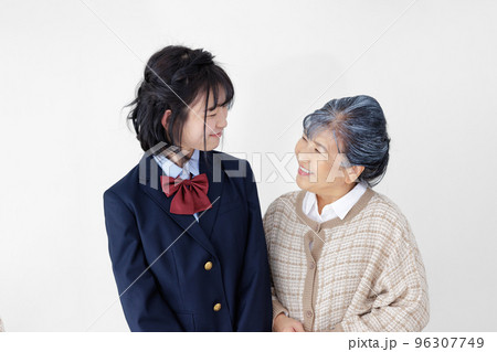女子高校生とシニア女性 女子高校生とシニア女性 96307749