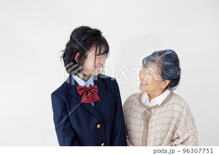 女子高校生とシニア女性 96307751