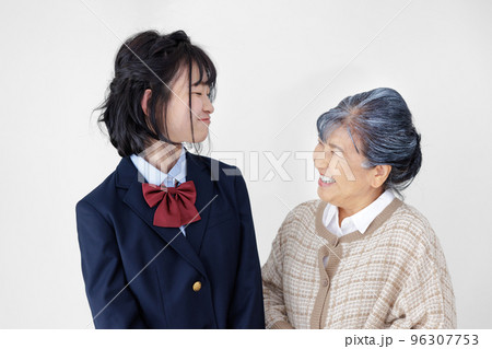 女子高校生とシニア女性 96307753