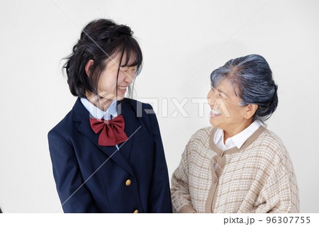女子高校生とシニア女性 女子高校生とシニア女性 96307755