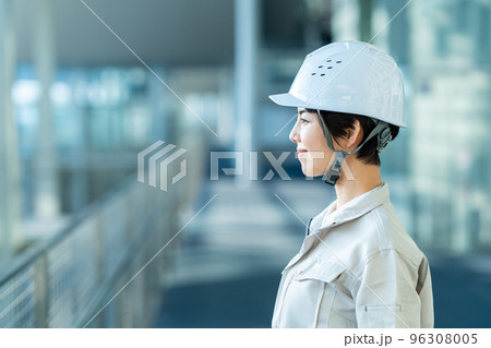 建築作業現場で仕事をする女性。 建築作業現場で仕事をする女性。 96308005