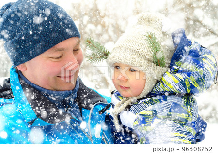 father and baby 96308752