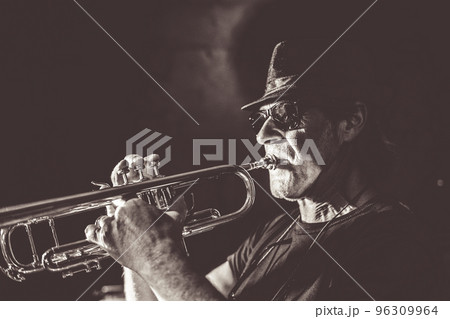 Man blows the trumpet 96309964