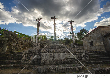 three stone crosses 96309978