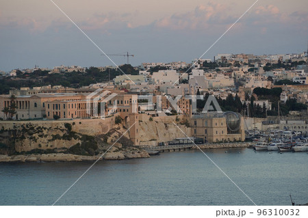malta 3 cities view from la valletta at sunset 96310032