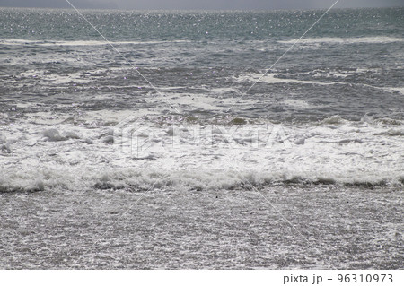 海岸に打ち寄せる波 海岸に打ち寄せる波 96310973