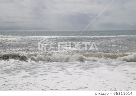 海岸に打ち寄せる波 海岸に打ち寄せる波 96311014