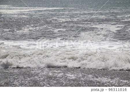 海岸に打ち寄せる波 海岸に打ち寄せる波 96311016