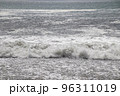 海岸に打ち寄せる波 96311019