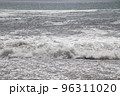 海岸に打ち寄せる波 96311020