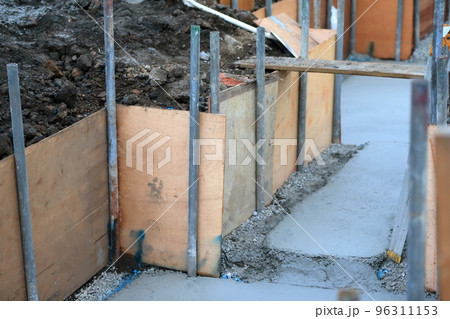 ベニヤと単管パイプによる簡易山留　イメージ 96311153