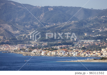City by the Sea. Messina, Sicilia, Italy. 96311502