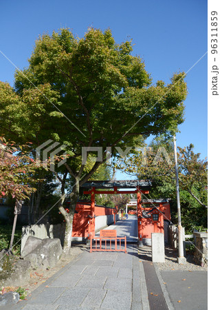 車折神社 参道の中門 京都市右京区嵯峨 車折神社 参道の中門 京都市右京区嵯峨 96311859