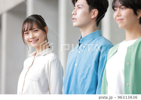 若い女性デザイナーと仲間_バストアップ1 若い女性デザイナーと仲間_バストアップ1 96313636